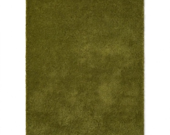 Könnte beinhalten: Ein rechteckiger Teppich in einfarbigem Olivgrün mit einer dichten, hochflorigen Textur. Die Oberfläche des Teppichs zeigt ein gleichmäßiges Erscheinungsbild mit kurzen, weichen Fasern, die die gesamte rechteckige Form von Kante zu Kante bedecken.