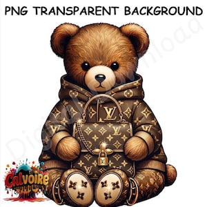 Puede incluir: Un oso de peluche marrón que lleva una sudadera con capucha marrón y sostiene un bolso a juego. La sudadera con capucha y el bolso presentan un patrón repetido de logotipos dorados. El oso tiene la nariz y los ojos negros. La imagen tiene el texto "PNG TRANSPARENT BACKGROUND" en la parte superior y "Calvoire" en la parte inferior.