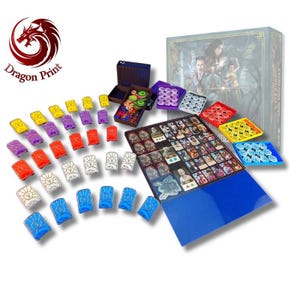 Peut inclure: Un jeu de société avec une boîte, des cartes de jeu et des jetons colorés. Les pièces du jeu sont disposées dans des plateaux et des boîtes, avec un plateau de jeu bleu visible. La boîte présente le texte "Dark Providence" et un logo de dragon.