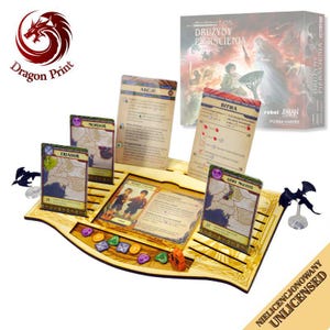 Könnte beinhalten: Ein Brettspiel-Set mit Karten, Spielsteinen und einer Box. Das Spielbrett ist hellbraun mit Schlitzen für Karten und Spielsteine. Die Karten zeigen Karten und Text. Die Box trägt den Spieltitel auf Polnisch und Spanisch.