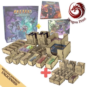 Pode incluir: Um conjunto organizador de jogos de tabuleiro feito de madeira clara, com várias bandejas e compartimentos interligados para componentes. O conjunto inclui caixas para cartas, fichas e peças, exibido ao lado da caixa do jogo Brzdęk! Katakumby.