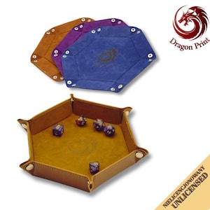 Pode incluir: Bandejas hexagonais para lançamento de dados em castanho, roxo e azul, com uma bandeja castanha em primeiro plano com vários dados. As bandejas têm uma textura semelhante a camurça e são projetadas para jogos de mesa. O logotipo Dragon Print é visível.