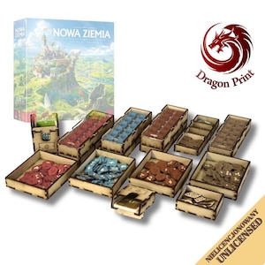 Può includere: Un set di organizzatori per giochi da tavolo in legno chiaro, composto da diversi vassoi e contenitori rettangolari riempiti con vari gettoni rossi, blu e marroni. Il set è mostrato insieme alla scatola del gioco Nowa Ziemia.
