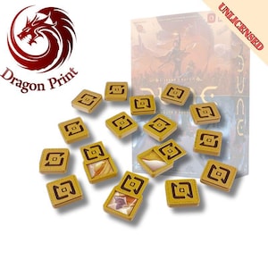 Puede incluir: Una colección de fichas de juego cuadradas con un exterior dorado y un diseño cuadrado dentro de un cuadrado marrón oscuro. Algunas fichas están abiertas, revelando un interior colorido. La imagen también muestra una caja de juego y un logotipo de dragón rojo con el texto "Dragon Print."