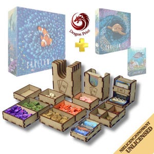 Könnte beinhalten: Ein Brettspiel-Organizer-Set aus hellbraunem, lasergeschnittenem Holz mit mehreren Fächern für Spielkomponenten, Marker und Karten. Das Set enthält Schachteln für Shallow Sea, wobei die Spielboxen einen Clownfisch und eine Meeresschildkröte zeigen.