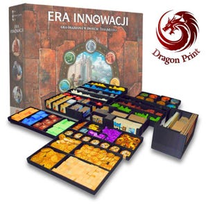 Op de afbeelding: Een bordspeldoos getiteld Era Innowacji met een roestige metaaltextuur en een ronde fantasy-illustratie, vergezeld door zwarte plastic organizers gevuld met diverse gekleurde houten fiches, kartonnen munten en spelkaarten voor organisatie.