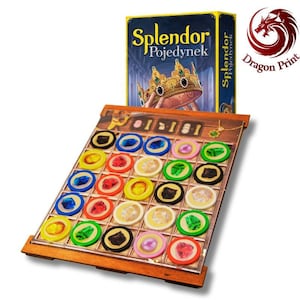Peut inclure: Jeu de société "Splendor Pojedynek" avec une boîte illustrée d'une couronne. Le plateau de jeu présente une grille de jetons colorés, dont bleu, rouge, vert, jaune et noir, avec un cadre en bois. Un logo de dragon rouge est visible.