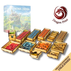Op de afbeelding: Een bordspel-organizerset van lichtgekleurd hout, met meerdere bakjes gevuld met rode, blauwe, oranje en beige fiches. De set bevat de doos van het spel Nowa Ziemia, een Dragon Print logo en een banner met de tekst Unlicensed.