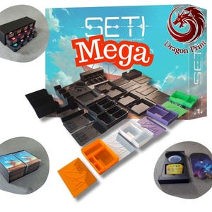 Könnte beinhalten: Ein Brettspiel-Organizer-Set für SETI Mega, bestehend aus einer großen hellblauen Schachtel mit dem Text SETI Mega und einem Drachenlogo. Das Set enthält verschiedene schwarze, orange, weiße, violette und grüne Kunststoffeinsätze und Fächer.