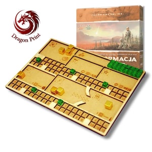 Könnte beinhalten: Ein Brettspiel aus hellbraunem Holz mit goldenen und grünen Spielsteinen. Das Spielbrett hat nummerierte Schlitze und eine Box mit dem Spieletitel und Artwork. Das Dragon Print Logo ist sichtbar.
