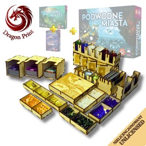 Peut inclure: Organisateur de jeu en bois pour le jeu de société "Podwodnne Miasta". Comprend divers compartiments pour cartes, jetons et pièces de jeu. L'organisateur est en bois clair et présente des motifs découpés au laser.