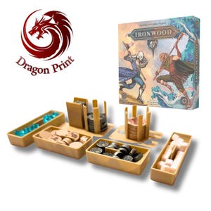 Könnte beinhalten: Ein Brettspiel-Organizer-Set für Ironwood, bestehend aus beigen Kunststoffschalen und Halterungen für Spielkomponenten. Das Set enthält rechteckige Schalen gefüllt mit blauen, durchscheinenden Edelsteinen, weißen Würfeln und schwarzen runden Spielsteinen.