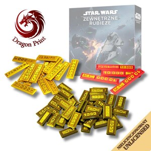 Può includere: Una scatola del gioco da tavolo Star Wars Zewnętrzne Rubieże con una battaglia spaziale, accompagnata da una collezione di gettoni di gioco rettangolari in colori giallo, rosso e bronzo, contrassegnati da valori numerici e simboli stilizzati.