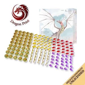 Puede incluir: Una caja de juego de mesa titulada Na Skrzydłach con una ilustración de dragón, acompañada de una colección de fichas de juego que incluyen monedas doradas, barras amarillas, cilindros blancos, gemas rojas y piezas moradas en forma de garra.