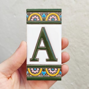 Lettere e numeri in ceramica sivigliana 11 cm - Personalizzabili - Fatti a mano - Insegna personalizzabile - ARCOS Verde -