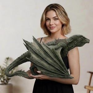 Könnte beinhalten: Eine detaillierte, graue Drachenskulptur mit strukturierten Flügeln und Schuppen. Die mythische Kreatur wird vor einem neutralen Hintergrund präsentiert. Die Flügel des Drachen sind ausgebreitet und sein Schwanz ist anmutig gebogen.