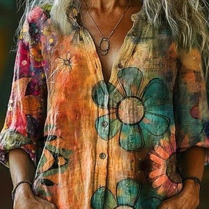 Puede incluir: Una taza de cerámica blanca con un asa negra y el texto "But First, Coffee" en negro, con una fuente de estilo manuscrito. La taza está sobre una superficie blanca.