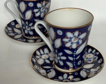 Conjunto de 2 xícaras e pires grandes vintage Lomonosov em porcelana azul cobalto com flores brancas e detalhes em ouro 22 quilates, ideais para chocolate e chá.