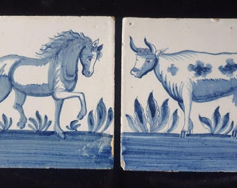 Dos azulejos antiguos de Delft con un caballo y una vaca; azulejo antiguo de Delft azul holandés del siglo XVIII, azulejo de coleccionista, para salpicadero de cocina o chimenea.