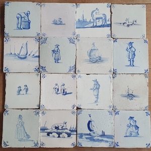 Könnte beinhalten: Eine Sammlung von sechzehn quadratischen Keramikfliesen, die in einem vier-mal-vier Raster angeordnet sind. Jede cremefarbene Fliese zeigt eine handgemalte blaue Illustration mit verschiedenen Motiven wie Segelschiffen, Figuren in historischer Kleidung und Tieren.