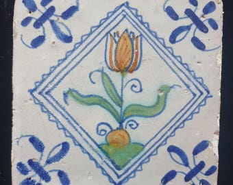 A polychrome Dutch tile, made around 1650, depicting a square tulip; a 17th-century Dutch collector's tile.