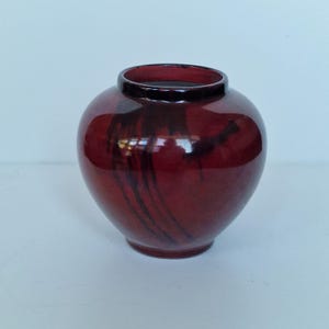 Wazon ceramiczny w stylu art déco, St. Lukas Utrecht, szkliwo połyskowe w kolorze krwistej czerwieni