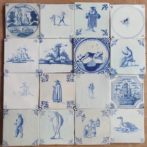 Puede incluir: Una colección de dieciséis azulejos de cerámica cuadrados dispuestos en una cuadrícula de cuatro por cuatro. Cada azulejo de color blanco roto presenta ilustraciones pintadas a mano en azul, incluyendo figuras con ropa histórica, animales y paisajes.
