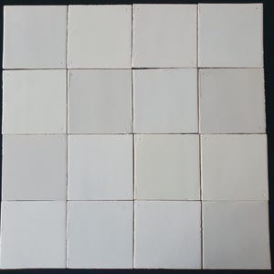Set van 16  ‘All-in mix’ combineert al onze negen klassieke witte tegelkleuren, wandtegels voor backsplash of fireplace.