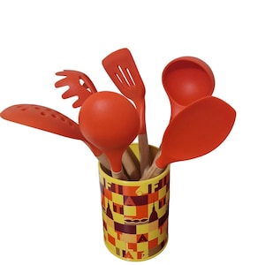 Fiat 500 Cucina: ¡La Dolce Vita! Accesorios de cocina italianos coloridos de edición limitada, silicona, mangos de madera de haya, olla de acero inoxidable