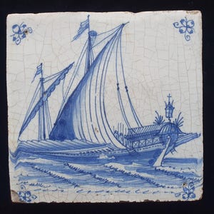 Denna Delft-kakelplatta, från cirka 1660, visar en sällsynt scen av ett stort galärskepp under segel; samlarkakelplatta