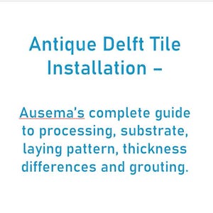 Op de afbeelding: Witte achtergrond met blauwe tekst die luidt: "Antieke Delft Tegel Installatie - Ausema's complete gids voor verwerking, ondergrond, legpatroon, dikteverschillen en voegen."