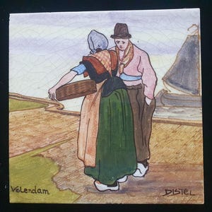 Piastrella in terracotta con l'immagine di un uomo e una donna di Volendam, realizzata da Henri Cassiers nel 1900 circa da de Distel / Amsterdam.
