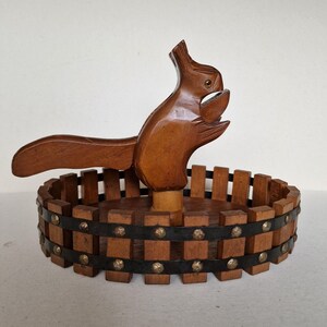 Art-déco-Nussknacker-Eichhörnchen im Korb, Holz, Holland, 1930er Jahre