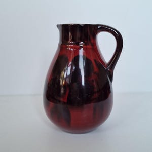 Wazon z ceramiki secesyjnej, St. Lukas Utrecht, szkliwo połyskowe w kolorze krwistej czerwieni