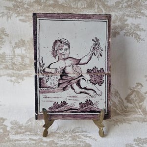 Raro cuadro de azulejos de Delft de la década de 1750, Diosa de las Flores de Manganeso holandesa.