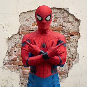 Può includere: Un costume completo di Spider-Man caratterizzato da un vivace schema di colori rosso e blu con un emblema di ragno nero sul petto. La tuta include una maschera con grandi lenti oculari bianche, motivi a ragnatela neri e polsini scuri.