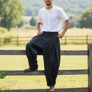 Black elegant wide leg trousers for men with lightweight fabric, modern resort and beach style