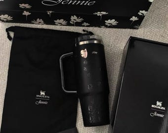 Stanley svart blommigt tumbler 40 oz & 12 oz, tumbler med handtag, estetisk svart resemugg, minimalistisk presentmugg