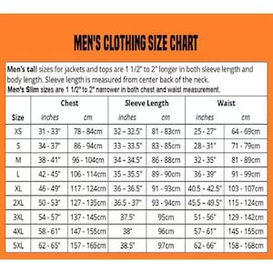 Pode incluir: Tabela de tamanhos de roupa masculina com medidas de peito, manga e cintura em polegadas e cm. Inclui tamanhos de XS a 5XL, com detalhes para tamanhos altos e slim. Fundo laranja.