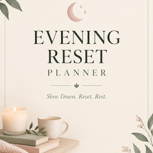 Può includere: Una copertina per agenda digitale intitolata Evening Reset Planner di Her Wellness Studio. Il design presenta uno sfondo color crema, una luna crescente rosa e illustrazioni botaniche verdi. Una candela accesa e una tazza su libri.