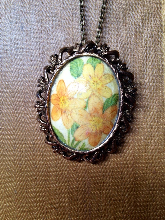 Vintage flower cabochon pendant or brooch