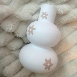 Op de afbeelding: Een set van drie keramische mokken met een gespikkelde, matte afwerking. De mokken zijn in tinten crème, lichtgrijs en donkergrijs. Elke mok heeft een eenvoudig, minimalistisch ontwerp, perfect voor koffie of thee.