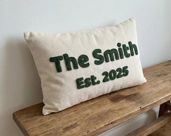 Personlig kudde med släktnamnsnål, bröllopspresent, broderad förlovningsdekoration, inflyttningsårsdag
