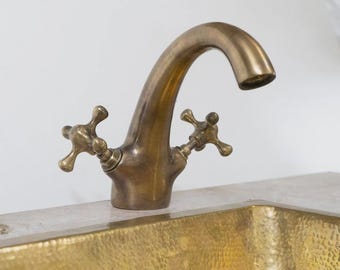 Rubinetto da bagno in ottone testurizzato, finitura anticata, miscelatore monoforo per montaggio su piano.
