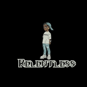 Peut inclure: Motif brodé représentant un personnage de dessin animé portant un t-shirt blanc, un jean bleu et une casquette bleue à l'envers. Le personnage est devant le mot "RELENTLESS" dans une police stylisée, sur fond noir.