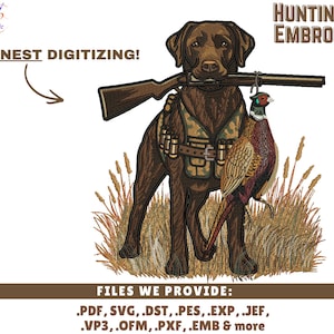 Può includere: Design ricamato di un cane da caccia marrone con gilet mimetico e fucile in bocca. Il cane è in piedi nell'erba alta con un fagiano. Il testo recita "Hunting Dog Embroidery" e "Finest Digitizing!"