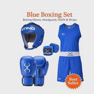 Op de afbeelding: Een blauwe boksset met de tekst Blue Boxing Set, Boxing Gloves, Headguard, Outfit & Wraps. De set bevat een blauwe hoofdbeschermer met het Sting-logo, een paar blauwe bokshandschoenen, twee blauwe bandages, een blauwe tanktop en een korte broek.