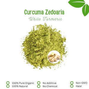Op de afbeelding: Een berg fijn gemalen, lichtgroen poeder met het label "Curcuma Zedoaria White Turmeric". Een kleine inzetfoto toont de kurkumawortel. Tekst geeft aan dat het product 100% puur biologisch, zonder toevoegingen, niet-GMO en halal is.