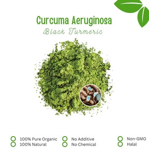 Puede incluir: Una vibrante polvera verde, probablemente una especia o suplemento, es el punto focal de esta imagen. El texto "Curcuma Aeruginosa Black Turmeric" se muestra encima del polvo. Texto adicional indica que el producto es 100% puro orgánico, natural, sin aditivos, sin OMG y Halal.