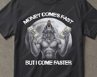 Pode incluir: Uma t-shirt preta de manga curta com um gráfico de um lobisomem musculado a uivar para uma lua cheia, segurando maços de dinheiro em cada mão. O texto "MONEY COMES FAST" está impresso acima do gráfico e "BUT I COME FASTER" abaixo.